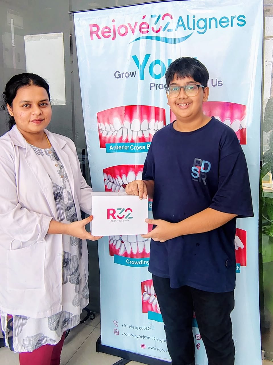 Patient collecting Rejové32 dental aligner kit from Glodent orthodontist